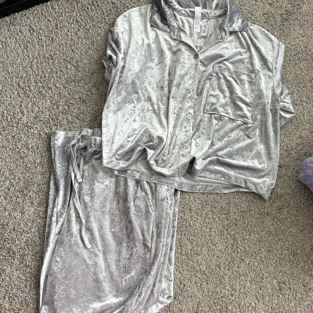 Stars Above Women's Silver Velvet Sleepwear Set